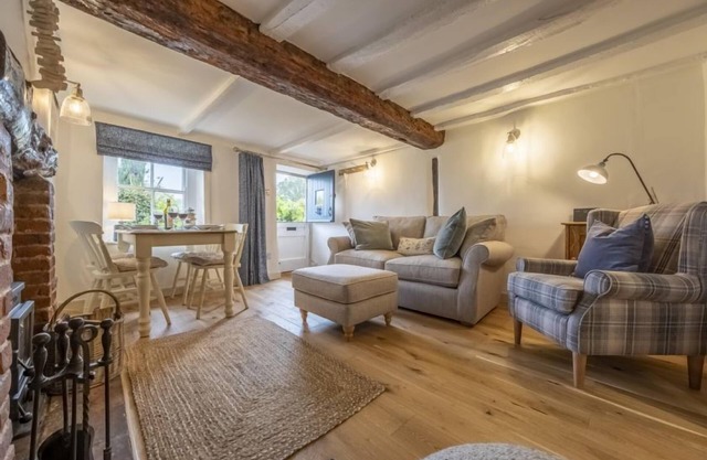 Un chalet de caractère confortable avec de belles vues et de charmants jardins de chalets.
