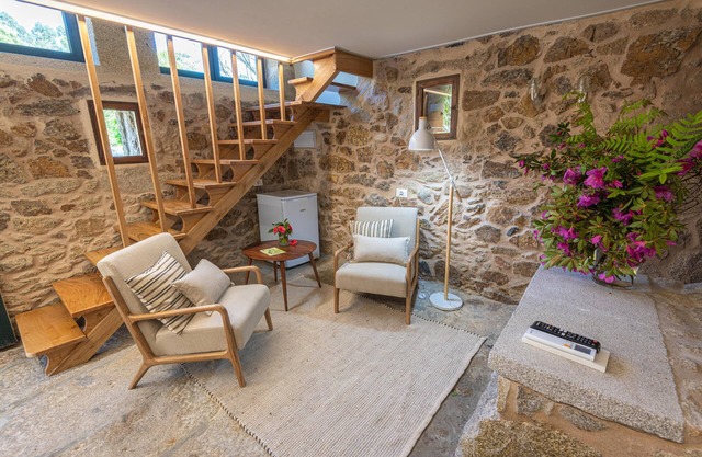 Muiño de Arriba Suite: restored old water mill with jacuzzi