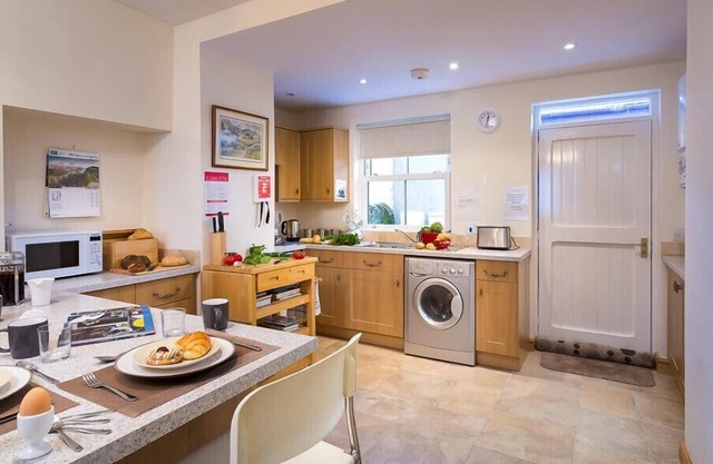 MULBERRY COTTAGE, pet friendly, with open fire in Kendal
