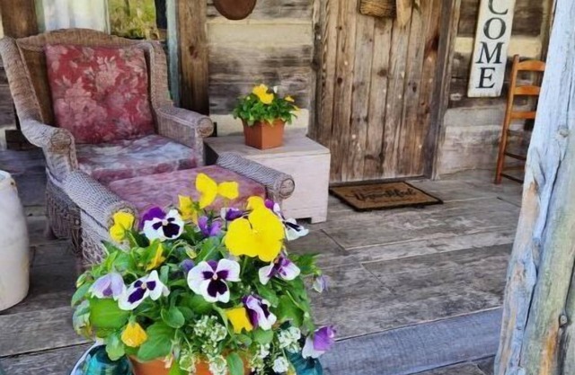 Mullins Log Cabin 1850s rustic cabin near Ark Encounter Sits on 5 ac by crk