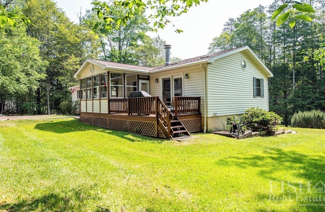 "Mulrooney's" est une maison de style ranch offrant tout ce qui se trouve au niveau principal du lac Mokoma