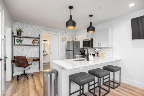 Multi-Condo Building with 7 Units 15 Bedrooms 22 Beds and Free Parking