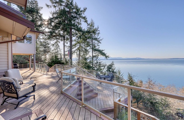 NOUVELLE LISTE! Maison multifamiliale avec cuisine complète, vue sur l'eau et front de mer!