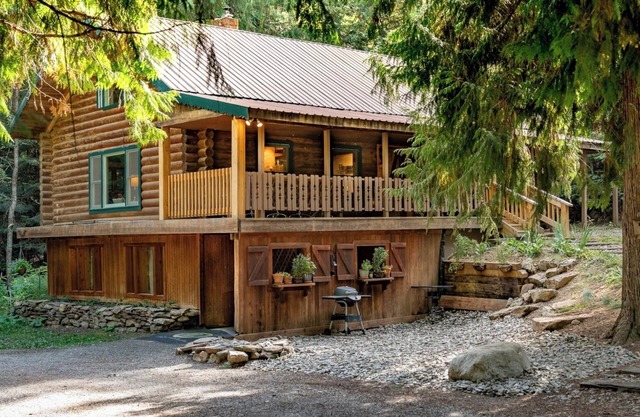 3-Level Log Cabin near Silverwood - Tranquil