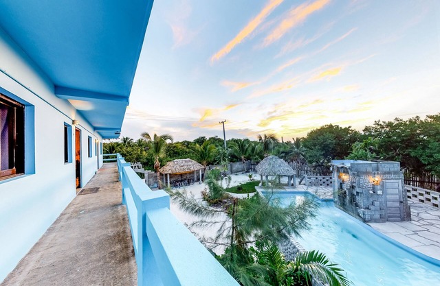 Propriété multi-suite familiale avec piscine privée, bar dans la piscine et kayaks