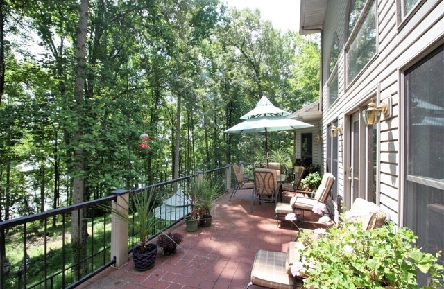 BOOK FOR FALL- Sleeps 16 - -HEATED POOL -COVERED DOCK - PADDLE-BOAT