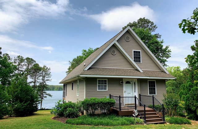 Maison familiale multiple et moderne au bord du lac sur une crique en eau profonde, 2 kayaks