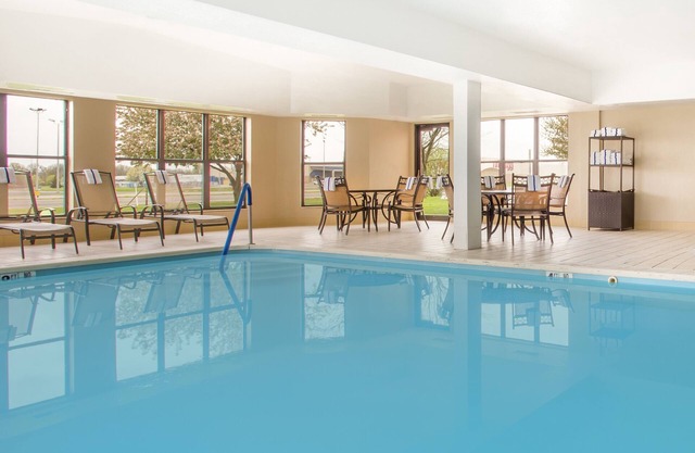 Holiday Inn Express Hotel & Suites Muncie by IHG