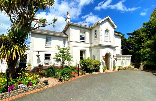Muntham Holiday Apartments & Town House