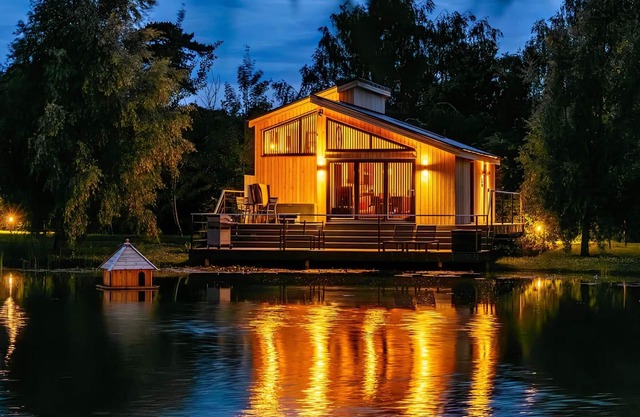 Muntjak Lakeside Lodge