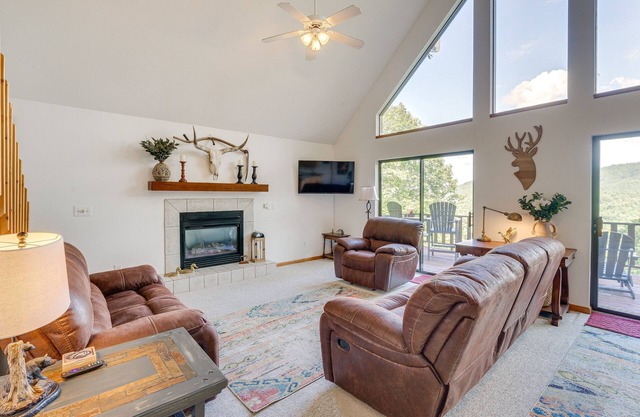 Murphy Cabin w/ Deck & Sweeping Mountain Views!