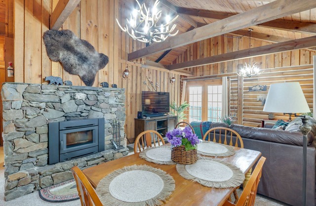 Murphy Cabin w/ Views < 1 Mi to Hiwassee Lake!