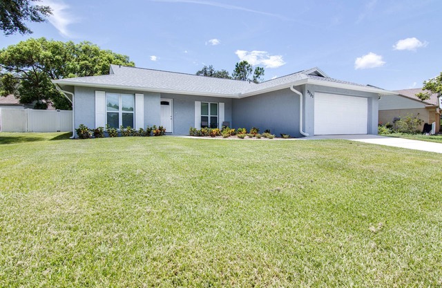 Murray Dale Hideaway – Spacious 3BR Home w/ Sunroom, Fenced Yard & Pet-Friendly Comfort Near Tampa!