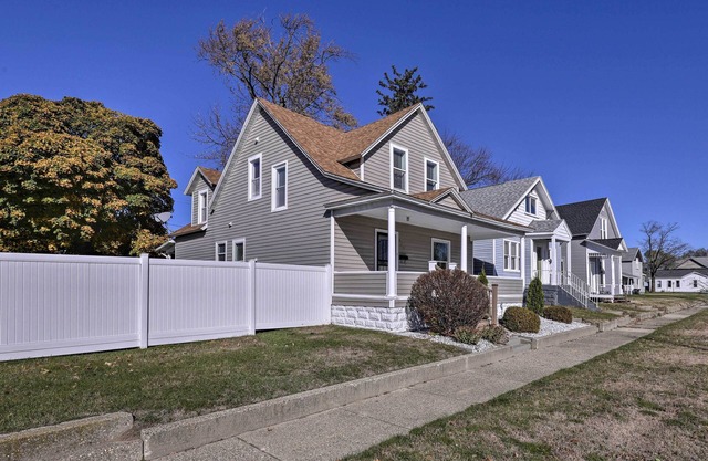 NOUVEAU-Muskegon Home w / Fire Pit & Patio, Mins to Lake
