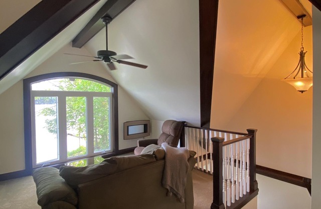 Beautiful 2-Bedroom 2-Bathroom Lakefront Cottage With Spectacular Views