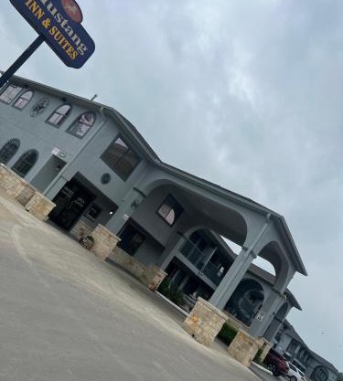 Mustang Inn and Suites