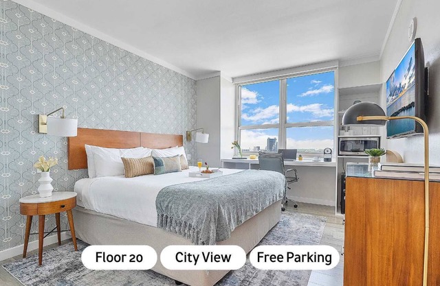Great Views in Best Designed Room. FREE Park, Pool, Gym