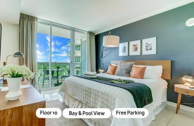 New Listing!! Front Sea Views. Full Kitchen, FREE Parking, Pool, Wi-Fi