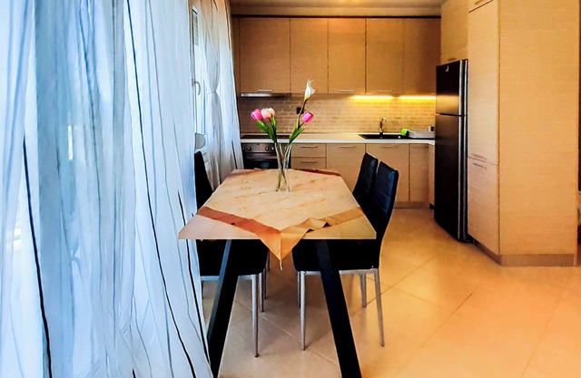 Mon appartement est sur la mer à seulement 100 mètres. Balcon de 80m2