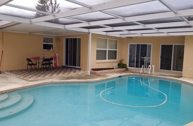 Ma maison a3 ch, 2. 5 salles de bain avec piscine extérieure; il a un bain à remous pour que vous puissiez en profiter