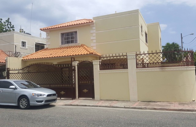 ma maison est très grande et le quartier est calme et sécurisé