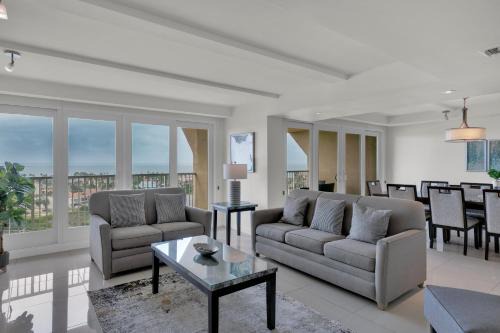 My ideal home by the beach! Classy Bayview, beachfront resort, shared pools & jacuzzi