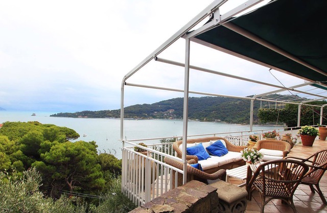 Villa Roby est une belle villa à Portovenere, Cinque Terre, avec une vue magnifique sur la mer, 5 chambres