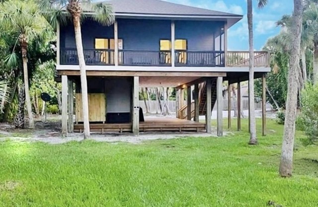 My Sea Shack~ 1 minute to beach, SH Club access, golf cart