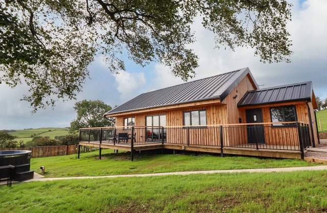 MYNYDD Y GLYN LODGE, pet friendly in Llanrhaeadr-Ym-Mochnant