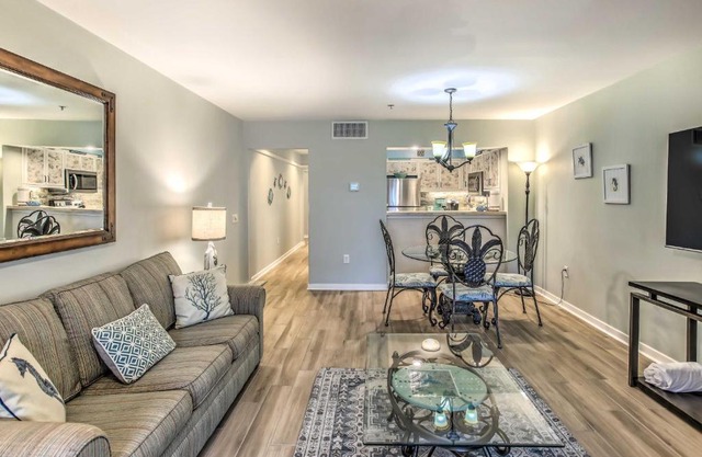 Myrtle Beach Condo with Pool Less Than half Mi to Beach!