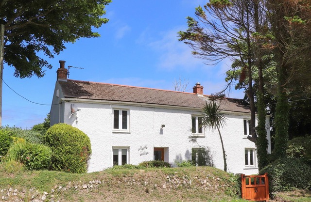 MYRTLE COTTAGE, pet friendly, character holiday cottage in Hayle