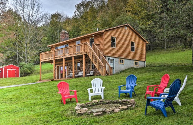 Mystik Hilltop Home 2 Mi to Crystal Lake!