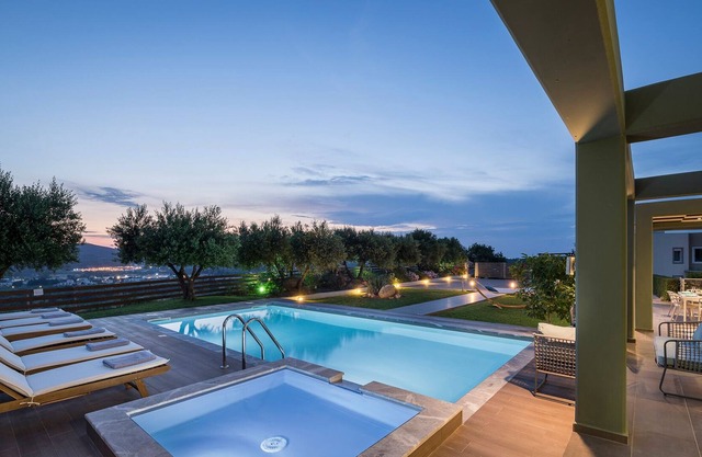 Mythic Olive - Villa privée lumineuse, piscine chauffée
