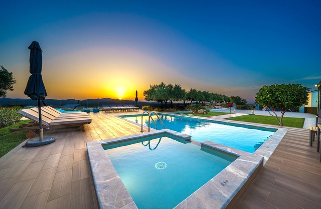 Mythic Olive Villa-Piscine chauffée privée-Extérieurs incroyables!