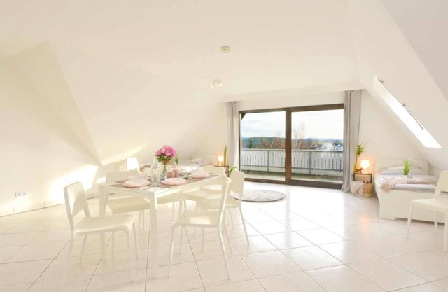 Nü09 - Schöne Ferienwohnung mit Balkon in Lauf an der Pegnitz bei Nürnberg, 110qm, 4 Zimmer, Max. 8 Personen