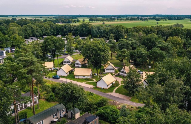 Glamping tent equipped with living room, kitchen and sanitary facilities