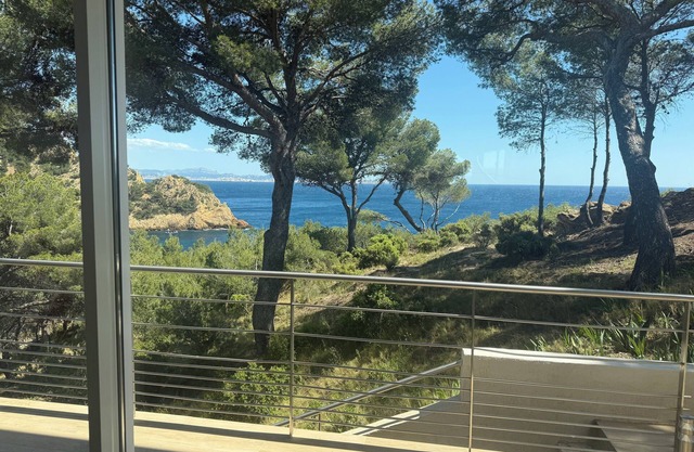 N'ARTure home with unique environment (restricted calanque, sea front and boat)