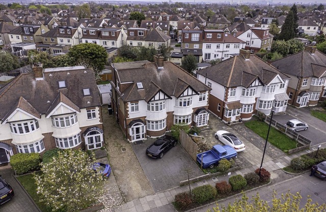 "Exquisite 4/5 Bedroom Modern Marvel 5 minute walk to Enfield Town station