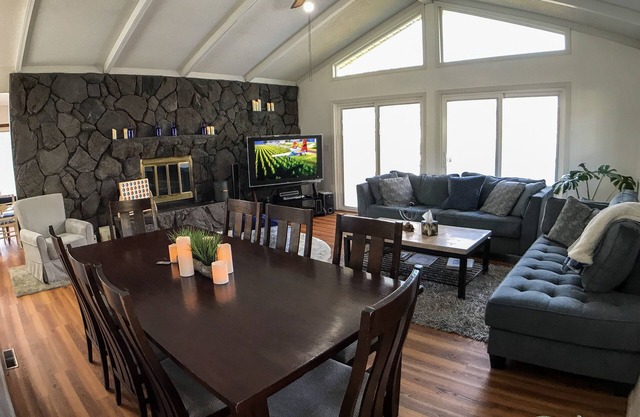 N. Richland Executive / Corporate / Family -Deck-PingPong-2Bikes-Sleeps6-14-Kingsuite