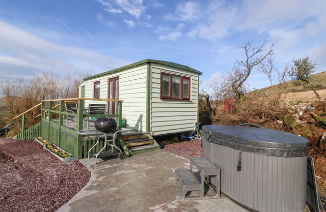 N?TH Y BIODEN (MAGPIE'S NEST), pet friendly, with hot tub in Trefor