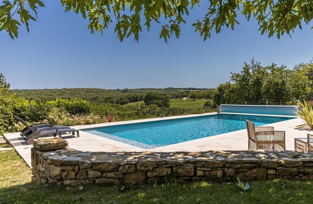 Nadaille est une grande maison de vacances avec sa propre piscine privée.