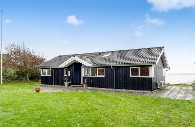 "Næwe" - 10m to the inlet by Interhome
