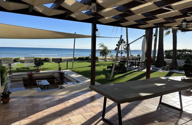 Nala Beachfront Villa avec jacuzzi, 4 chambres