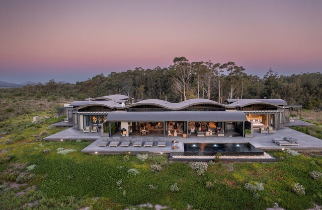 An exclusive retreat on the water's edge in a 160-hectare Fynbos wilderness.