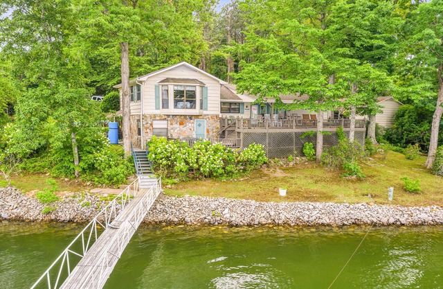Nanas Lakehouse -Private dock with Jet-ski port! Easy walk to the water!