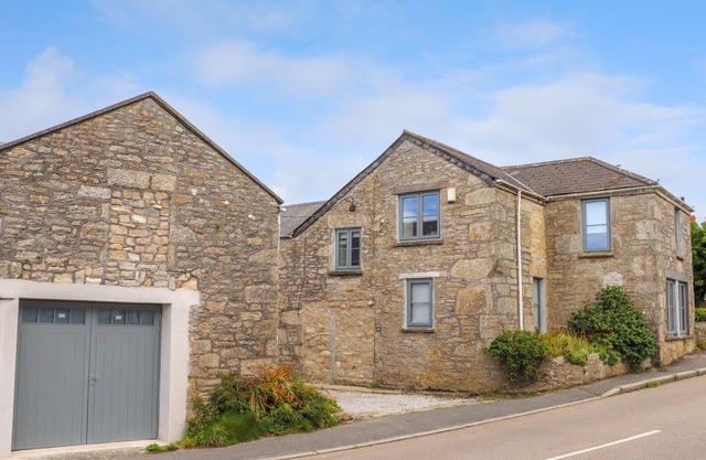 NANCHERROW STUDIO, pet friendly, with hot tub in St Just