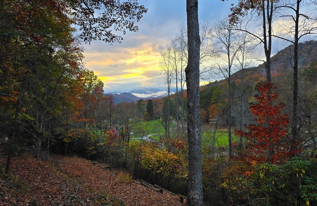 Nantahala Nookie Nook: A weekend retreat w/ stunning long-range mts views.