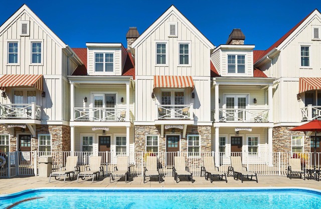 "Nantucket 5 Bedroom" Luxury Townhome, Pool, Hot Tub, Golf Membership, Near Lake and Beaches