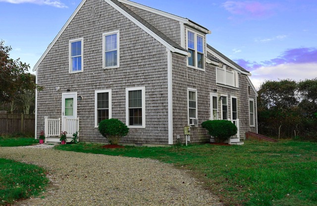 Nantucket Salty Nest- 3 bedroom 2.5 bathrooms in Tom Nevers. Sleep 7