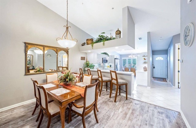 Naples Beaches-5 Minutes Away-Newly Remodeled With Large Lanai & Outdoor Kitchen